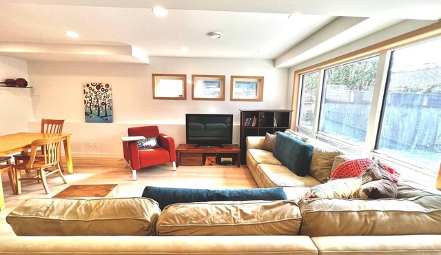 Your Kensington Home for Stampede or Folk Fest! Sleeps 6.