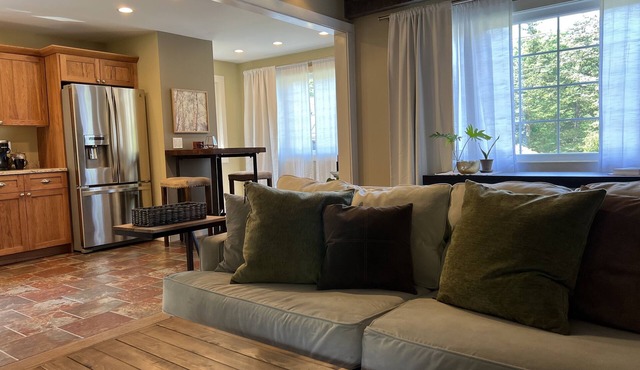 Your Lake House this summer! Cozy cottage with full lake community amenities!