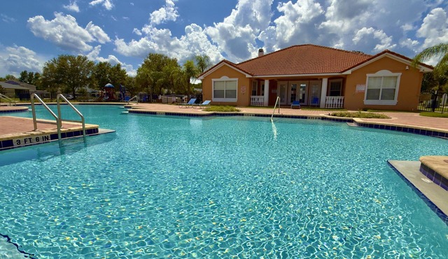 Your Lakeview Getaway in Crystal Cove – Sunsets, Comfort & Great Location