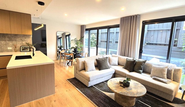 Your luxe 2 bed Hampton Haven with parking