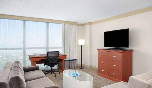 Your Miami Retreat - Close to Airport and Conventions! Free Airport Shuttle