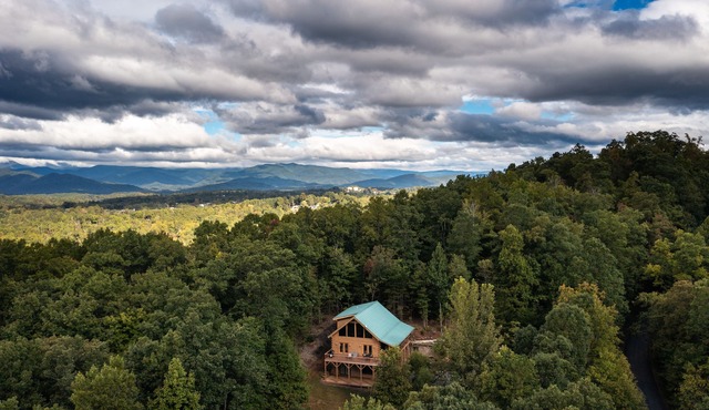 Your Mountain Getaway: 3 BR Log Home with Scenic Views on Private 2 Acres
