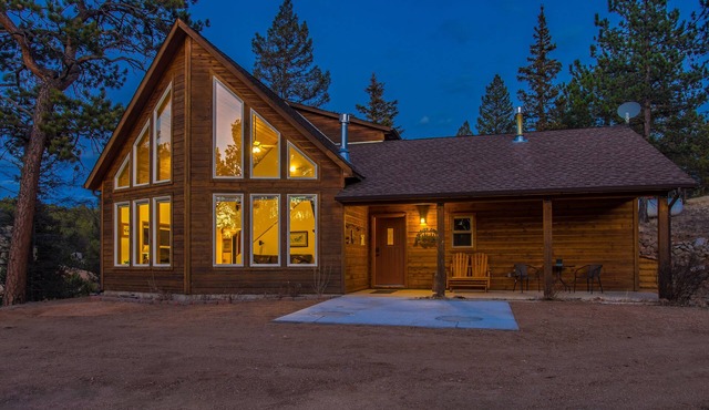 Your mountain getaway on 30 pristine acres! Beautiful home with hottub, stream.