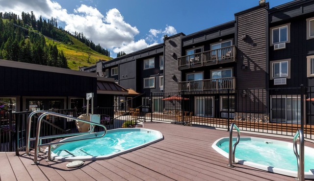 Your Mountain Hideaway! Free Parking, Outdoor Spa Tub, Full Kitchen!