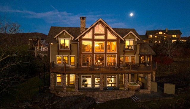 Your Mountain Kingdom! Luxury 5BR Disney-Themed Retreat, Hot Tub, Game Room