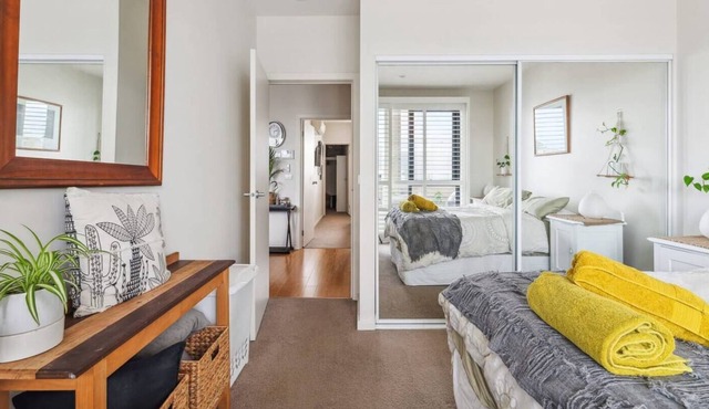 Your Northcote gem: 2BR, 2BA, modern. Ideal for couples, families & friends.