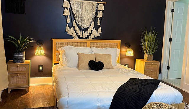 Your Oasis in the City w/Jacuzzi , Parking, self check in and WiFi