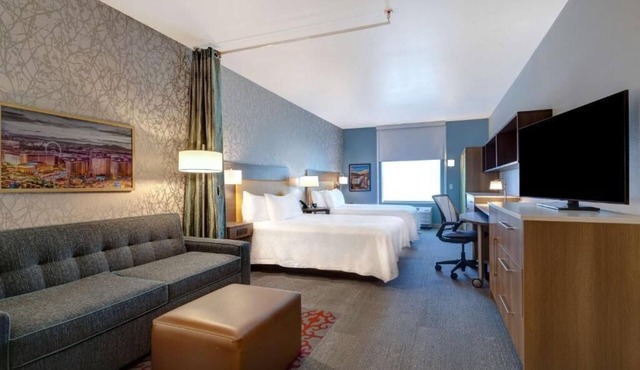 Your Oasis on the Strip! 2 Relaxing Units, Outdoor Pool, Free Breakfast!