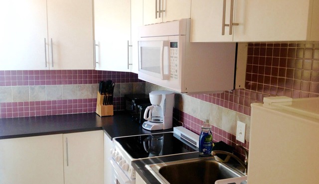 YOUR OWN 3-ROOM VILLA, PATIO, WITH ON PREMISES POOL, JACUZZI, WASHER DRYER