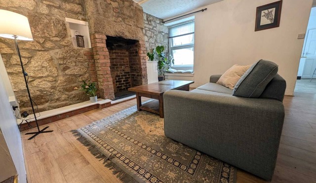 Your own hideaway 7 mins walk from the seaside, train station & hub of Penzance