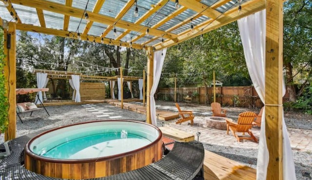 YOUR OWN HOTTUB, close to Jags 🏟, spectacular yard, immaculate, pets ok