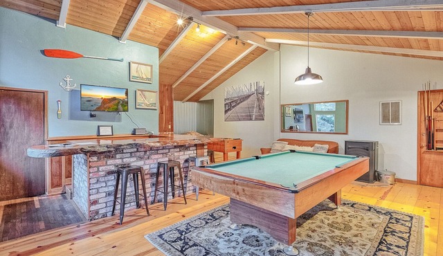 🌲🩴 Your own lodge in town yet private & spacious with game room & hot tub - Trail to Beach