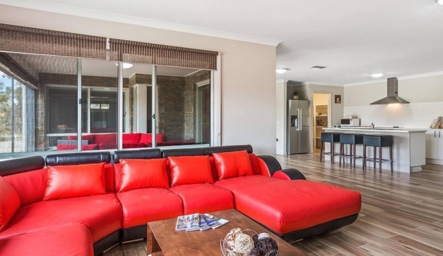 Your Own Place, your Own Space, 5 min to the Airport! Sleeps 12