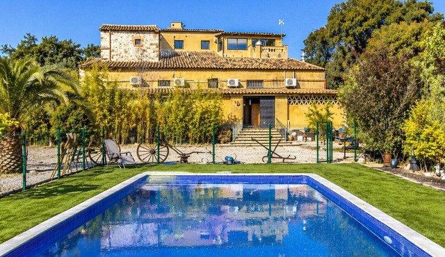 Your own private hotel 30 min to BCN for 25 guests