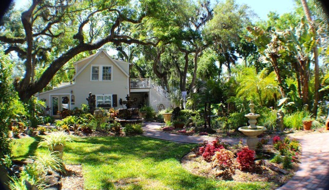 "Your Own Private Resort" at 9 Oaks!