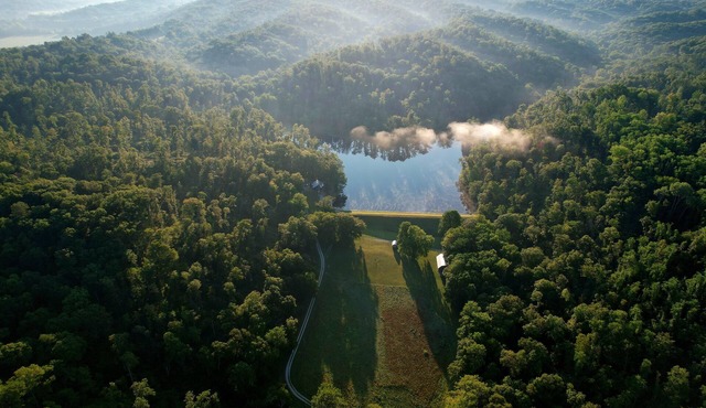 YOUR OWN PRIVATE 12 ACRE LAKE, 80 ACRES, HOT TUB & GAME BARN