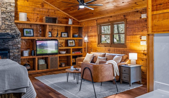 Your own PRIVATE Cove! Nestled among trees and Boulders Near National Park!