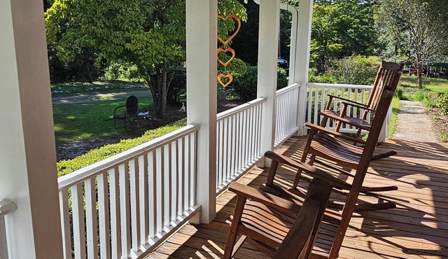 Your Own Private Paradise - Charming 3-bedroom Farmhouse with Private Pool