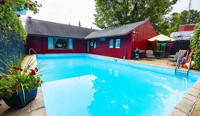 Your own Private Pool Downtown! Midway between Spooky Nook & Amish Country