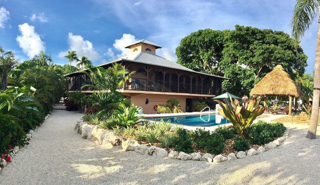 "Your own private resort" - Mockingbird Pointe - Waterfront, pool and dockage