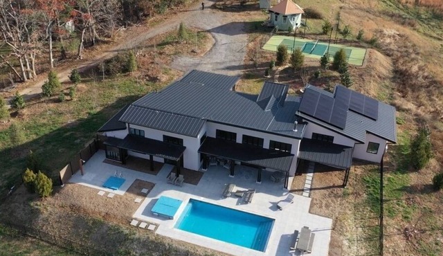 Your Own Private Retreat - pool, hot tub, cold plunge, red light sauna, pickleball