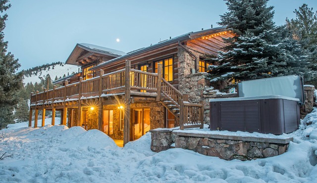 Your OWN Winter WONDERLAND! Gorgeous Custom Home, Hot Tub, Sleeps 10!