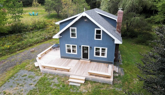 Your Own Winter Wonderland! Close to skiing w/t Fireplace, Firepit, Large TV
