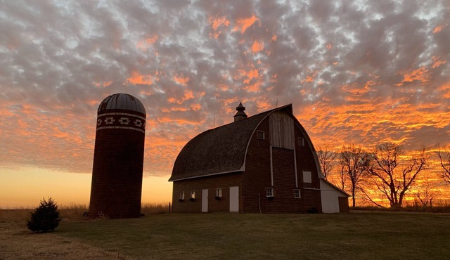 Your own10-acre beautiful 1925 farmhouse, 2 bunkhouses & fun enchanted cottage