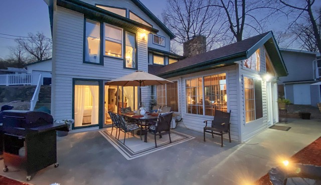 Your Paradise Awaits at the Lake! Large game room and New Dock Bar!