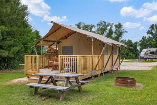 Your Peaceful and Cozy Lakeside Glamping Hideaway