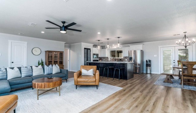 ☀️Your Perfect Family Retreat! 5BR Home w/Private Pool and Great Yard!