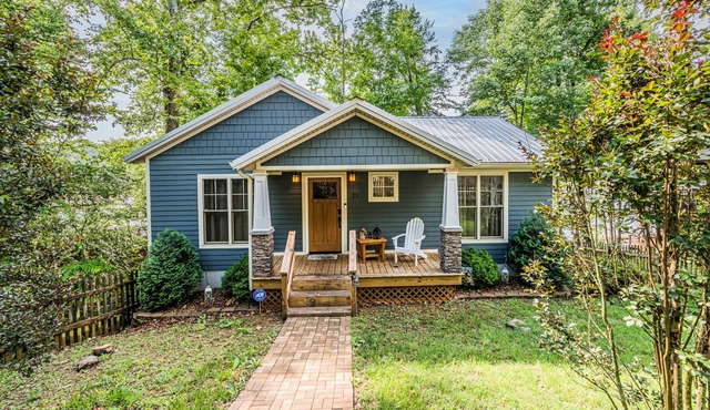 Your perfect getaway on beautiful Lake Malone with private boat dock!