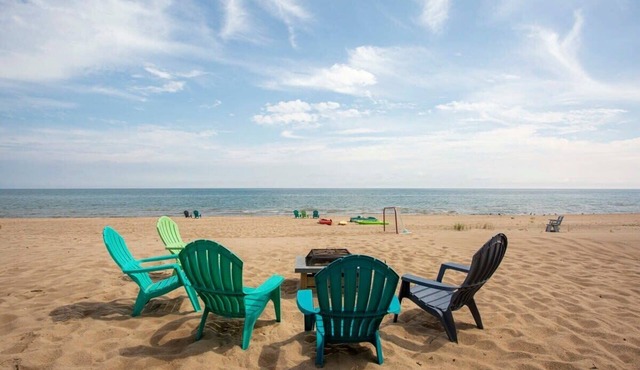 Your Perfect Lakeside Stay at Lake Huron Cottage 3