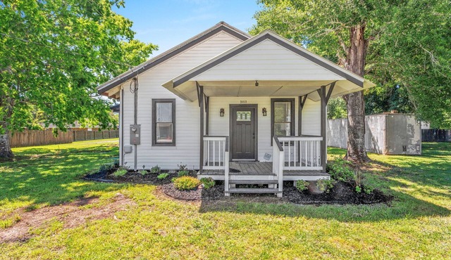 Your Perfect Louisiana Getaway: 3-Bedroom Home in the Heart of Jennings, LA