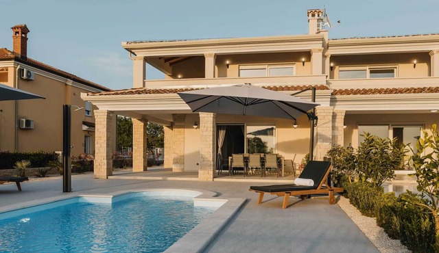 Your Perfect Retreat with Pool, Beach, and Local Delights