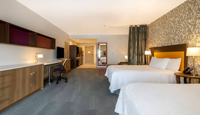 Your Perfect Vegas Stay! Outdoor Pool, Free Breakfast, Pets Allowed!