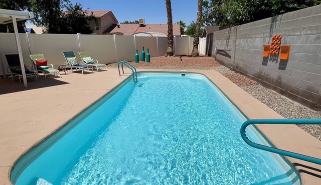 Your Place in the Sun! Quiet House, Heated Private Pool, Hot Tub
