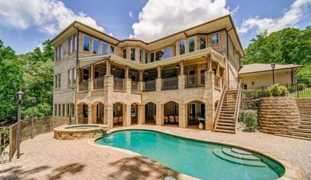 Your Private Gated Castle Escape on Lake Lanier-Beachfront, Gym, Pool &Jacuzzi!