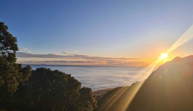 Your (Re)Treat with stunning ocean views