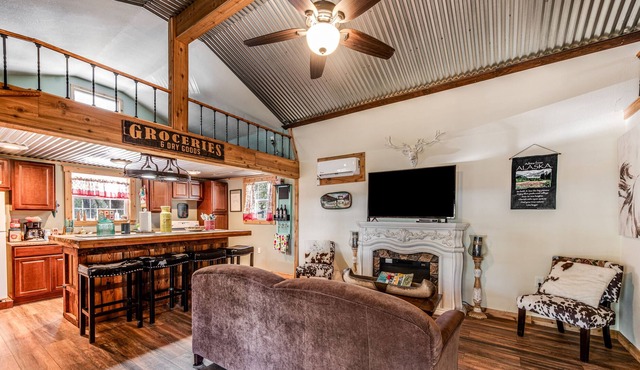 Your Relaxation getaway awaits! Fishing, shops, resturants, and the Beach!