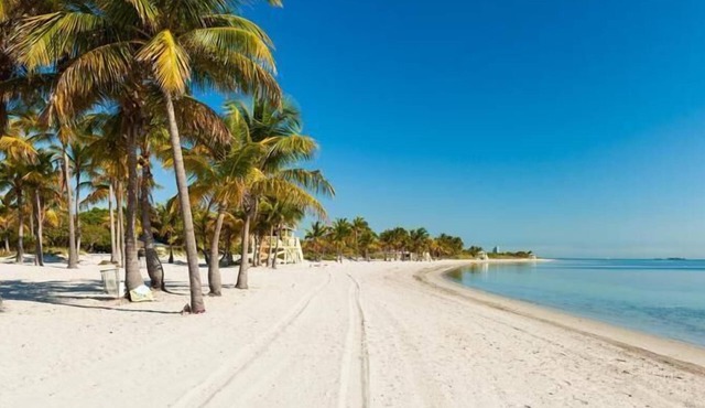 Your Relaxing Getaway Awaits! 2 Modern Rooms, Private Beach Access, Pool Access