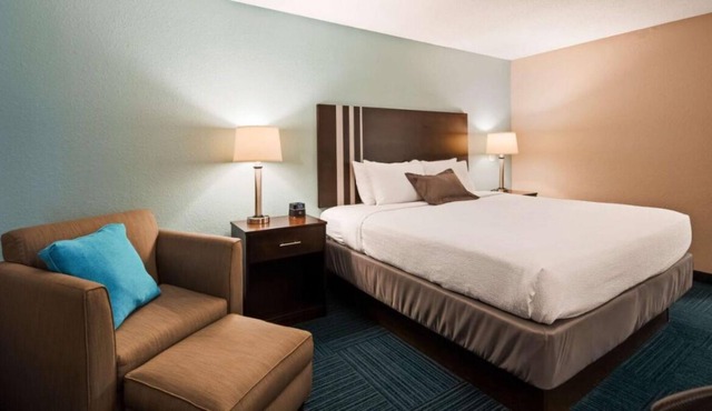 Your Relaxing Getaway Awaits! Free Breakfast and Parking, Onsite Dining