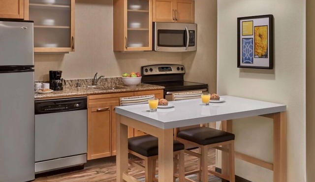 Your Relaxing Getaway Awaits! Pets Allowed, FREE Parking & Breakfast!