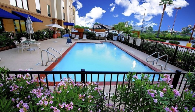 Your Relaxing Getaway Awaits! Outdoor Pool, Onsite Parking, Breakfast!