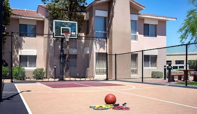 Your Relaxing Getaway Awaits! 2 Convenient Units, Outdoor Pool, Free Breakfast