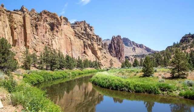 Your Relaxing Getaway Awaits! 2 Great Units, On-Site Restaurant, Free Parking