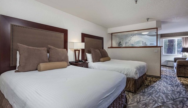 Your Relaxing Getaway Awaits! Outdoor Pool, Pets Allowed Near Trader Joe