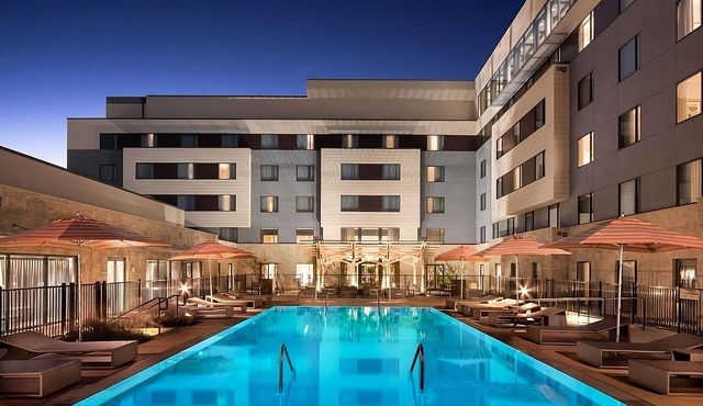 Your Relaxing Getaway Awaits! Outdoor Pool Available, Free Parking!