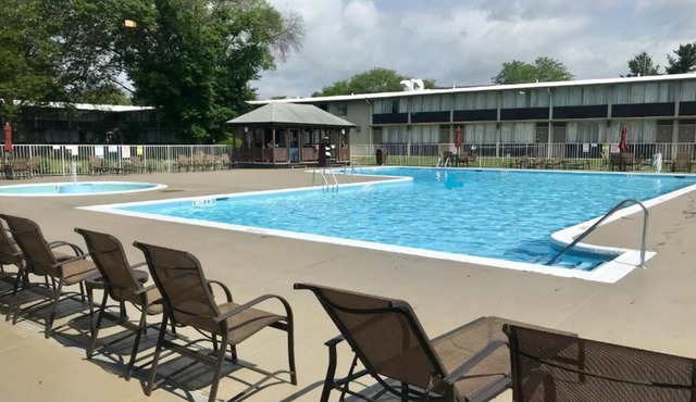 Your Relaxing Getaway Awaits! Outdoor Pool, Free Breakfast, Pets Allowed!