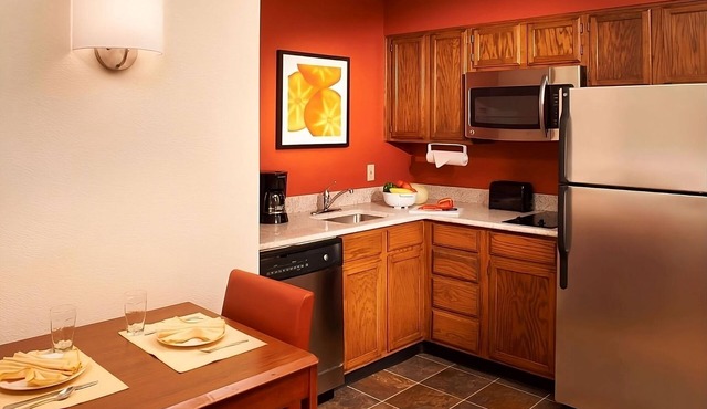Your Relaxing Getaway Awaits! Outdoor Pool, Pets Allowed, Free Breakfast!